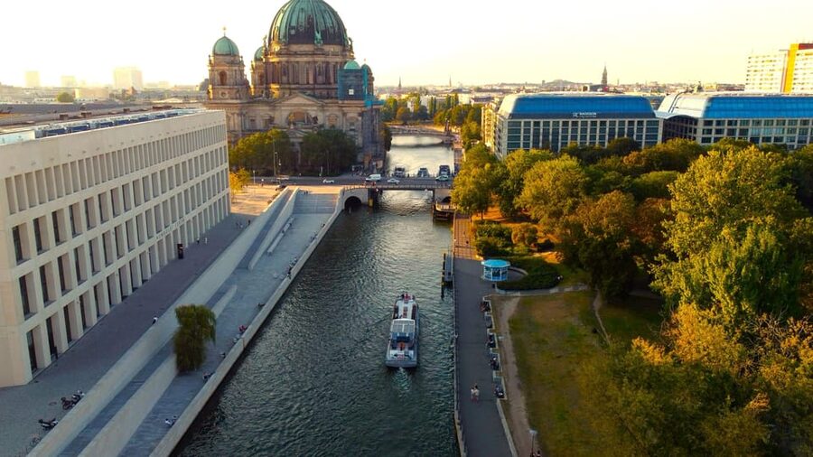Berlin: Evening Boat Cruise – Romance & Moonlight - Leaving from the Seminarschiff