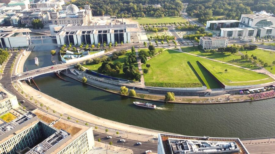 Berlin: Sightseeing Boat Tour on the Spree for Families - Food, drinks, music, and the onboard mood