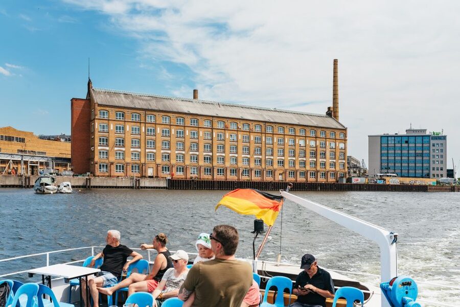 Berlin: Spree Boat Tour to Müggelsee - What the onboard service is like