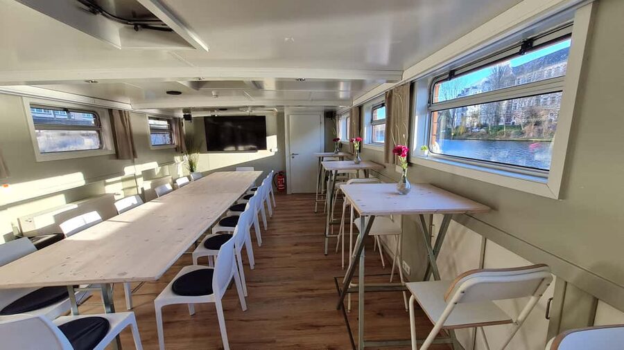 Berlin: Winter Spree Cruise with Mulled Wine and Christmas Stollen - Tiergarten and the first views of central Berlin