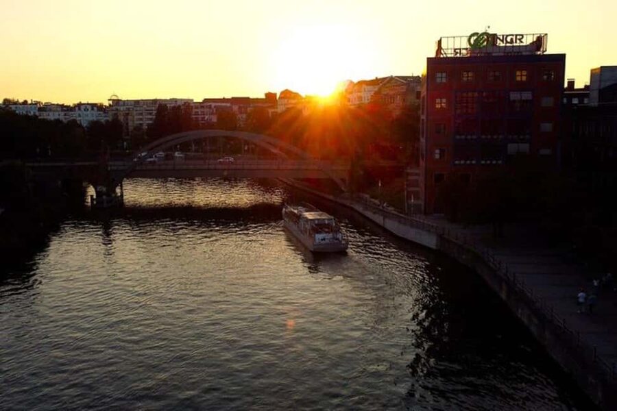 Berlin: Winter Spree Cruise with Mulled Wine and Christmas Stollen - Berlin Central Station from the Spree
