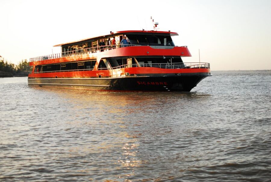 Bordeaux: 2-Hour River Dinner Cruise - A three-course meal prepared on board