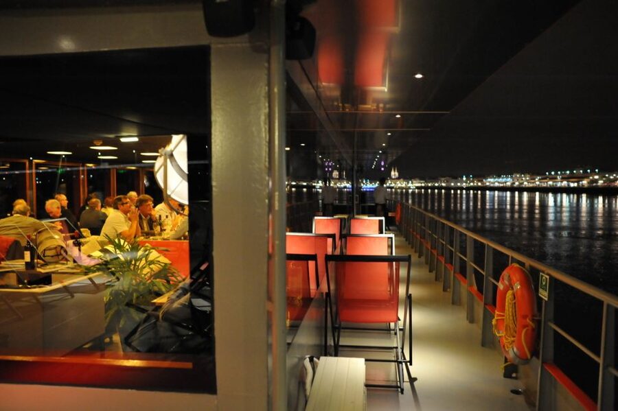 Bordeaux: 2-Hour River Dinner Cruise - Is the boat comfortable for sightseeing?