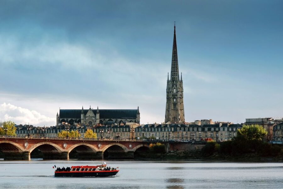Bordeaux: River Cruise with Commentary, Wine and Canelé - Following the UNESCO waterfront