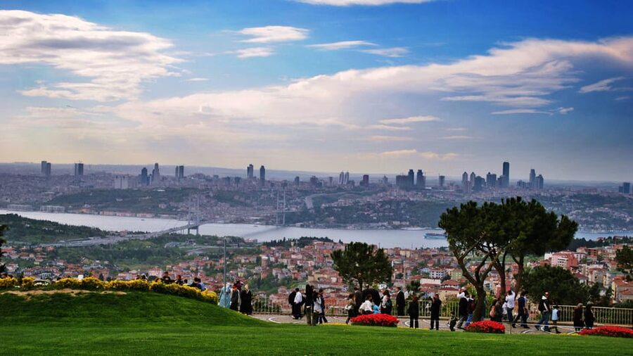 Bosphorus Cruise and Two Continents Tour with Local Guide - Istanbul’s city walls and the story of Constantinople