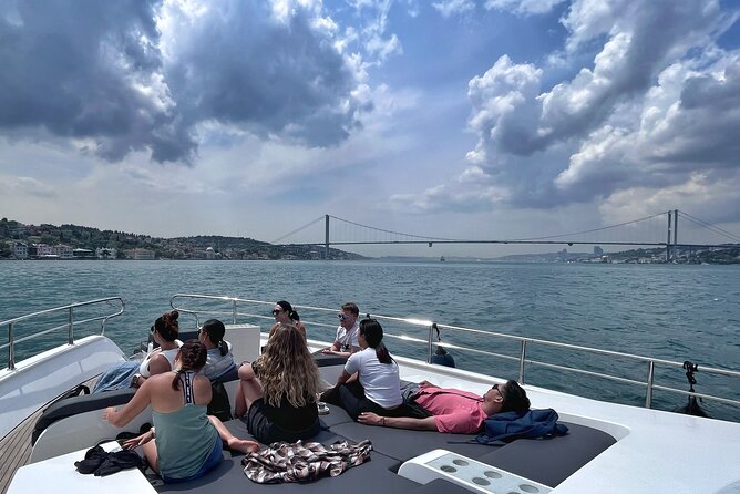 Bosphorus Yacht Cruise Experience: Visit the Asian Side - Returning Past the Maiden’s Tower and Old Istanbul