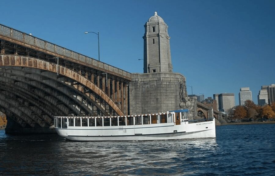 Boston: Charles River Sightseeing Cruise - Setting off through the Charles River