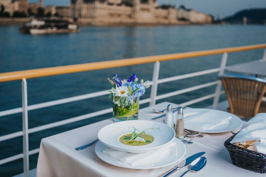 Budapest: 4-Course Dinner River Cruise with Live Folk Music - Welcome prosecco and the first minutes on board