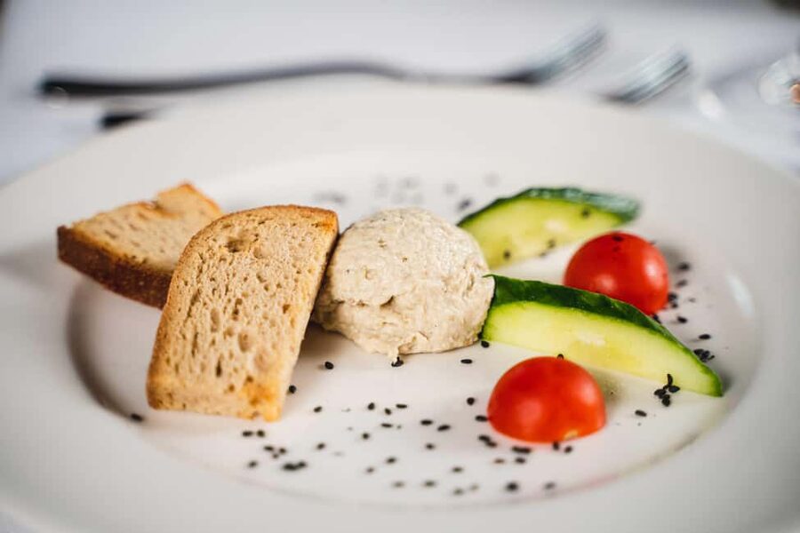 Budapest: 4-Course Dinner River Cruise with Live Folk Music - The four-course dinner: good food, not just scenery