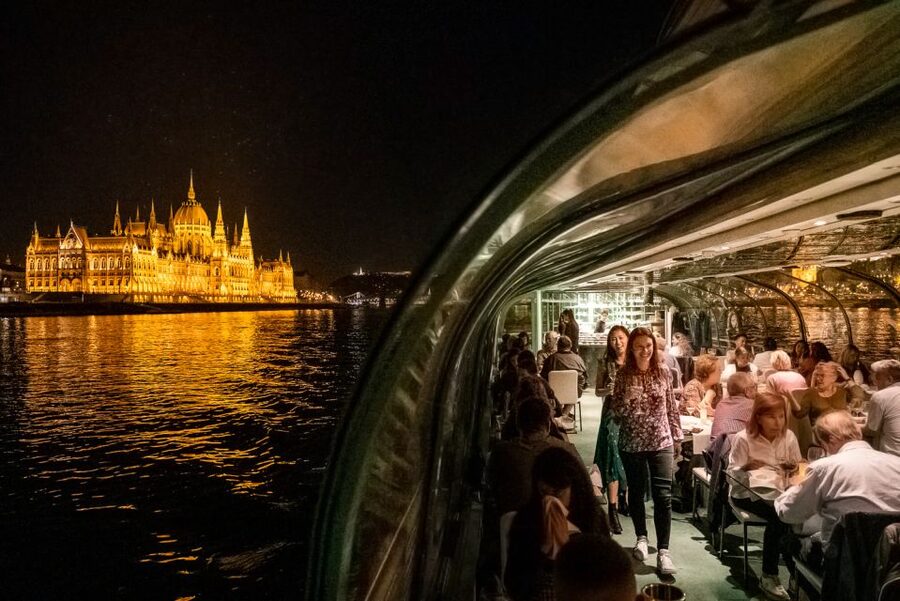 Budapest: Candlelit Dinner River Cruise with Live Music - Parliament, bridges, and the first river loop
