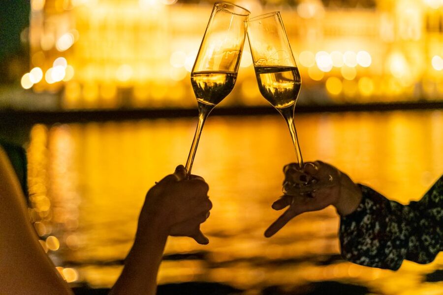 Budapest: Candlelit Dinner River Cruise with Live Music - What the atmosphere is really like