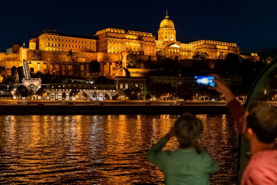 Budapest: Candlelit Dinner River Cruise with Live Music - The four-course dinner and welcome drink