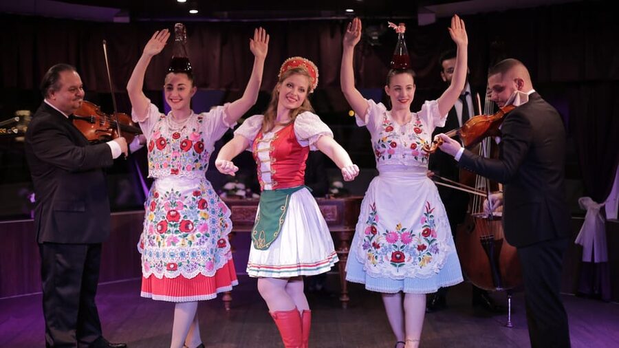 Budapest: Danube Cruise with Folk Dancing and Drinks - Why this cruise works so well at night
