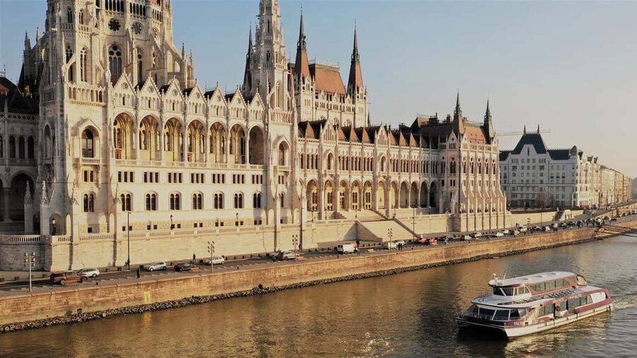 Budapest: Danube River City Lights Express Cruise - Gellért Hill and Buda Castle from below
