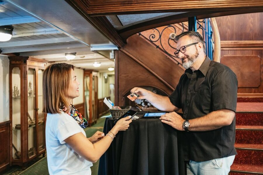 Budapest: Danube River Cruise with Dinner and Prosecco - Hungarian music, dancing, and an easygoing show