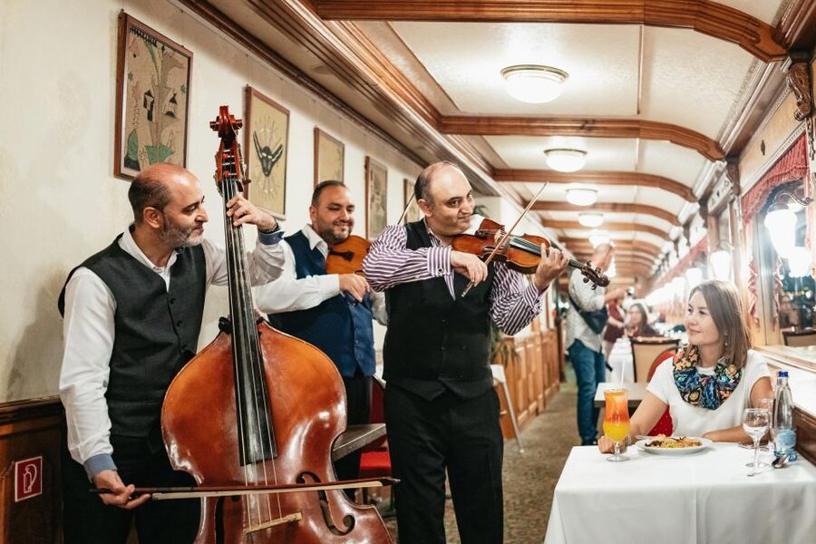 Budapest: Danube River Cruise with Dinner and Prosecco - What the 90-minute route gives you