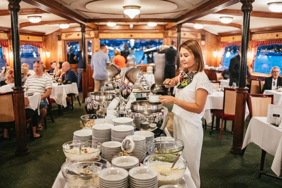 Budapest: Danube River Cruise with Dinner and Prosecco - Price, value, and who should book