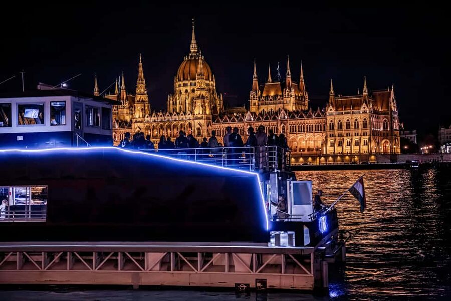 Budapest: Danube River Sightseeing Cruise with Audio Guide - The Chain Bridge and the Buda skyline