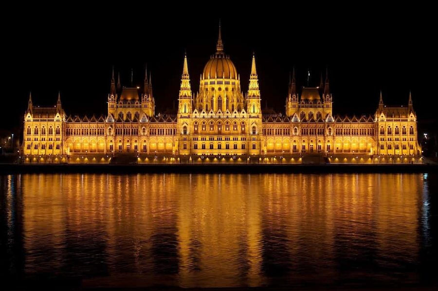 Budapest Night Tour in Spanish and Danube Boat Ride (optional) - St. Stephen’s Basilica and the first look at Pest