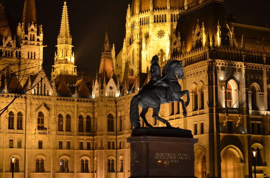Budapest Night Tour in Spanish and Danube Boat Ride (optional) - The Policeman and the small details along the way