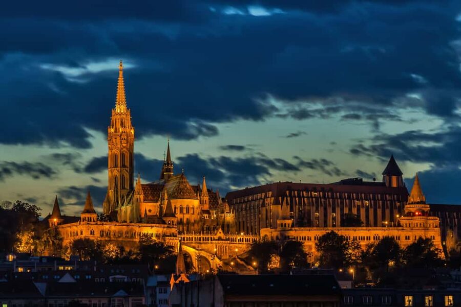 Budapest Night Tour in Spanish and Danube Boat Ride (optional) - The Parliament area and the story of Imre Nagy