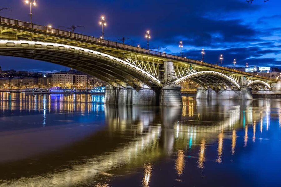 Budapest Night Tour in Spanish and Danube Boat Ride (optional) - Meeting at Szent István tér