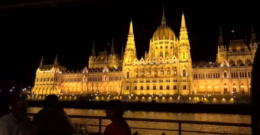 Budapest: Night Walking Tour with River Cruise and Wine - Why Budapest is better after sunset
