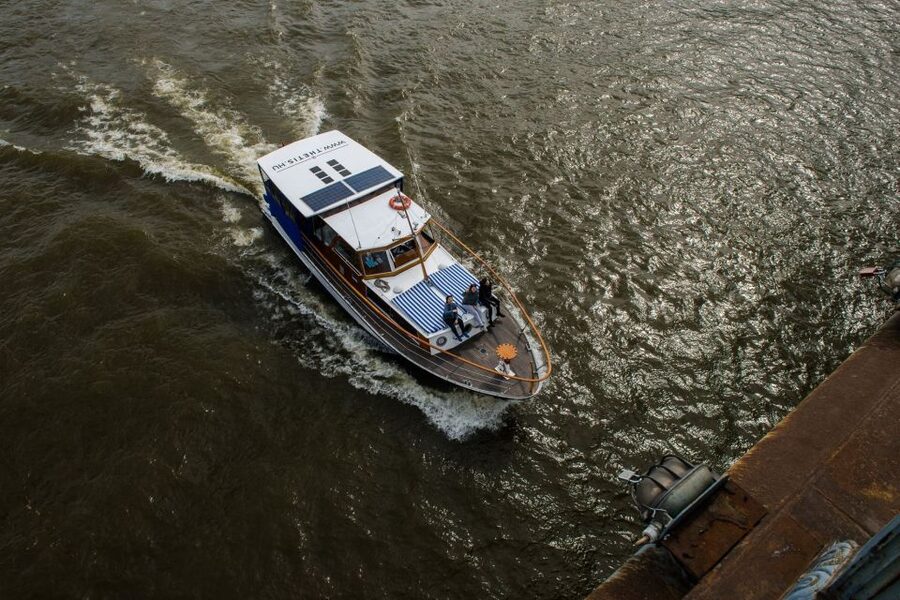 Budapest: Private Danube Yacht Cruise with Welcome Drink - North to Margaret Island, then back through the city