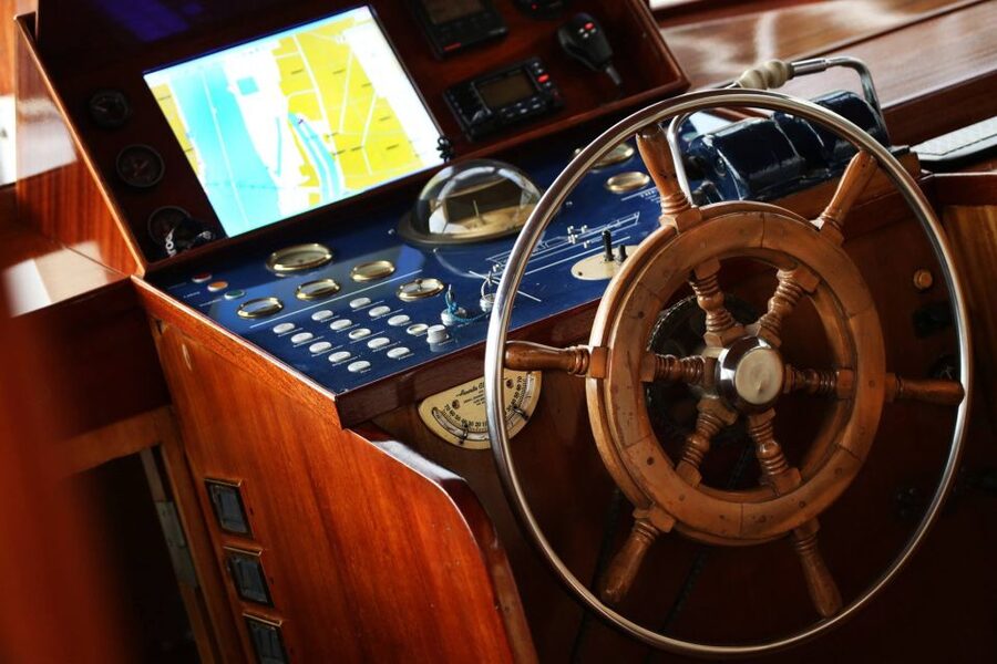 Budapest: Private Danube Yacht Cruise with Welcome Drink - Turning near Gellért Hill