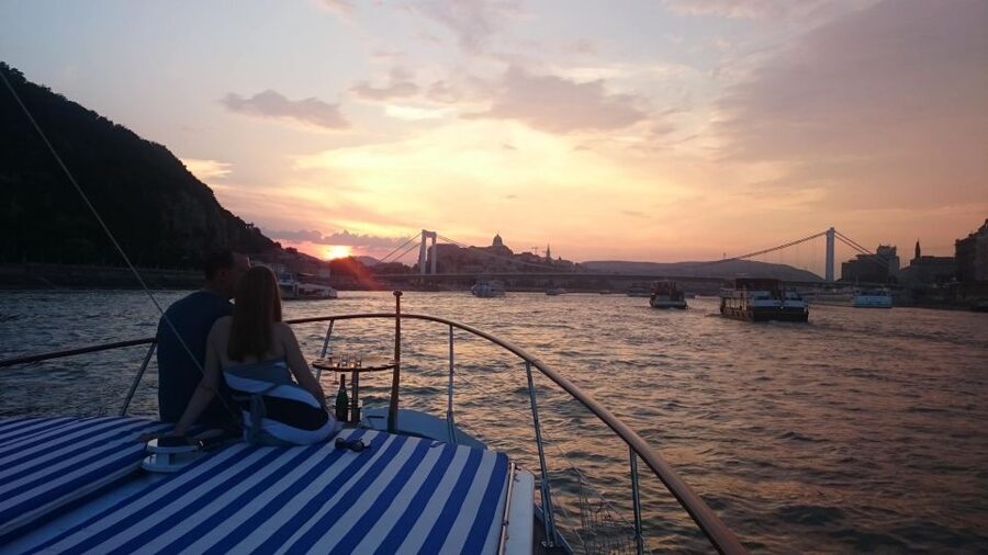 Budapest: Private Danube Yacht Cruise with Welcome Drink - Why sunset is the smart departure time