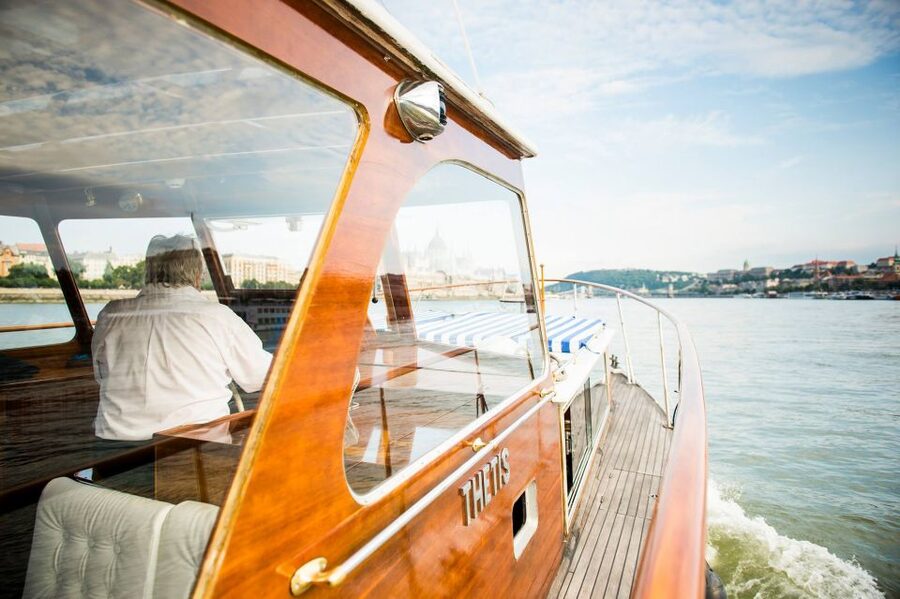 Budapest: Private Danube Yacht Cruise with Welcome Drink - Food, drinks, and the private onboard setting