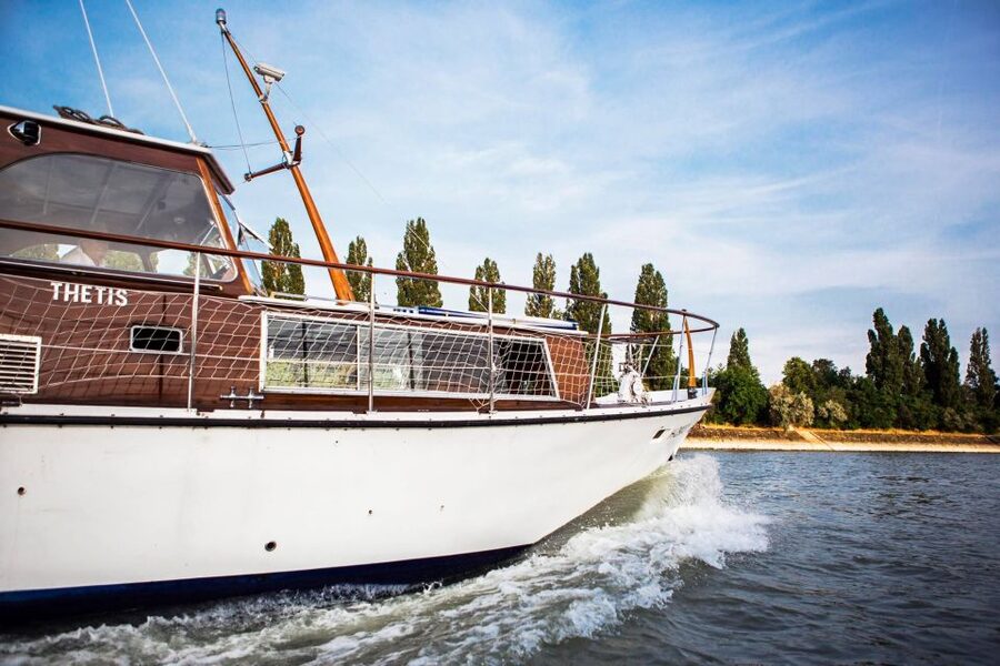 Budapest: Private Danube Yacht Cruise with Welcome Drink - What the service seems to get right