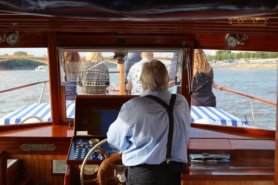 Budapest: Private Danube Yacht Cruise with Welcome Drink - Boarding near Erzsébet Bridge
