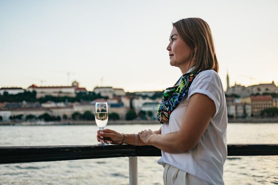Budapest: Sightseeing Cruise on the Danube - Live music, drinks, and the onboard mood
