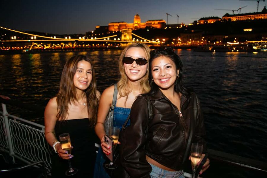Budapest: Sightseeing River Cruise with Unlimited Cocktails - The southern stretch: Elizabeth Bridge to Liberty Bridge