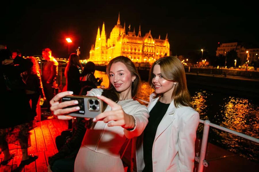 Budapest: Sightseeing River Cruise with Unlimited Cocktails - Finding Akadémia Dock 2 beside the Chain Bridge