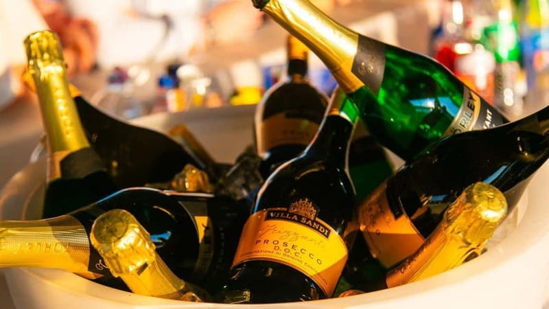 Budapest: Sip and Sail River Cruise with Unlimited Prosecco - What kind of cruise is this?