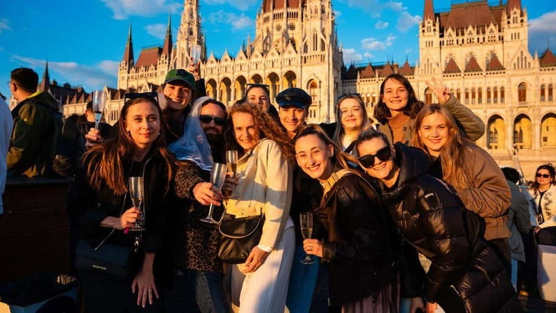 Budapest: Sip and Sail River Cruise with Unlimited Prosecco - Chain Bridge, Elizabeth Bridge, and Gellért Hill