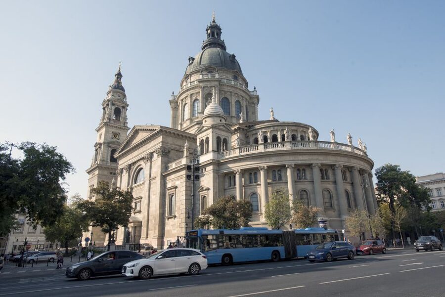Castle District & Pest Driving Tour with Danube River Cruise - Why this Budapest combination works