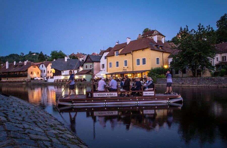 Český Krumlov: Advent Wooden Raft River Cruise - Onboard With Two Skippers