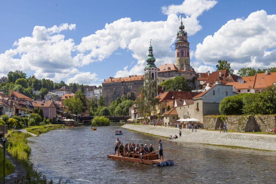 Český Krumlov: Wooden Raft River Cruise - Boarding the historic wooden raft