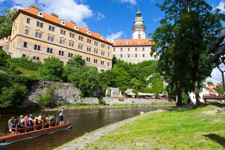 Český Krumlov: Wooden Raft River Cruise - The synagogue and the old riverfront
