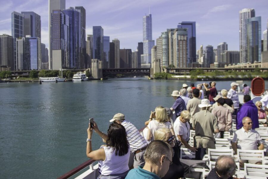 Chicago: 45-Minute Family-Friendly Architecture River Cruise - Choosing between the upper deck and cabin