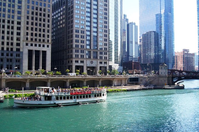Chicago Architecture Center River Cruise aboard First Lady - Marina City: an urban experiment in concrete