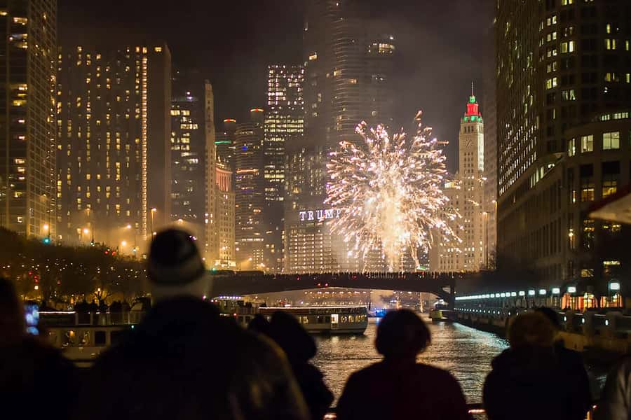 Chicago: Fireworks Cruise with Lake or River Viewing Options - The Lake Michigan cruise adds time and drama