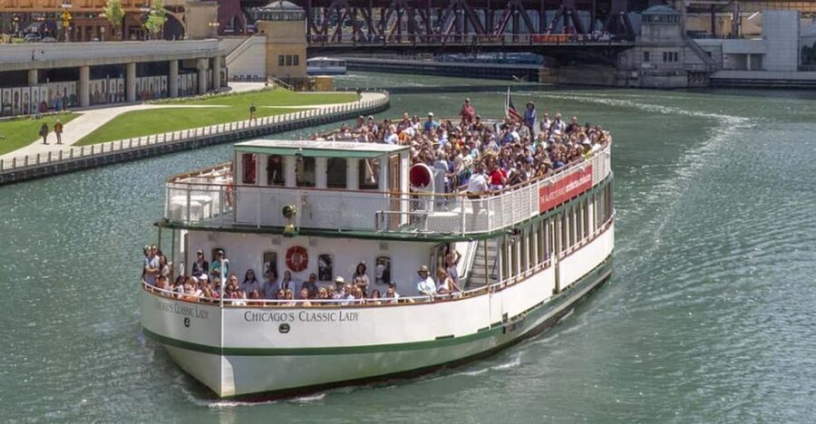Chicago: First Lady River Cruise & Architecture Center Combo - Boarding at the Michigan Avenue bridge