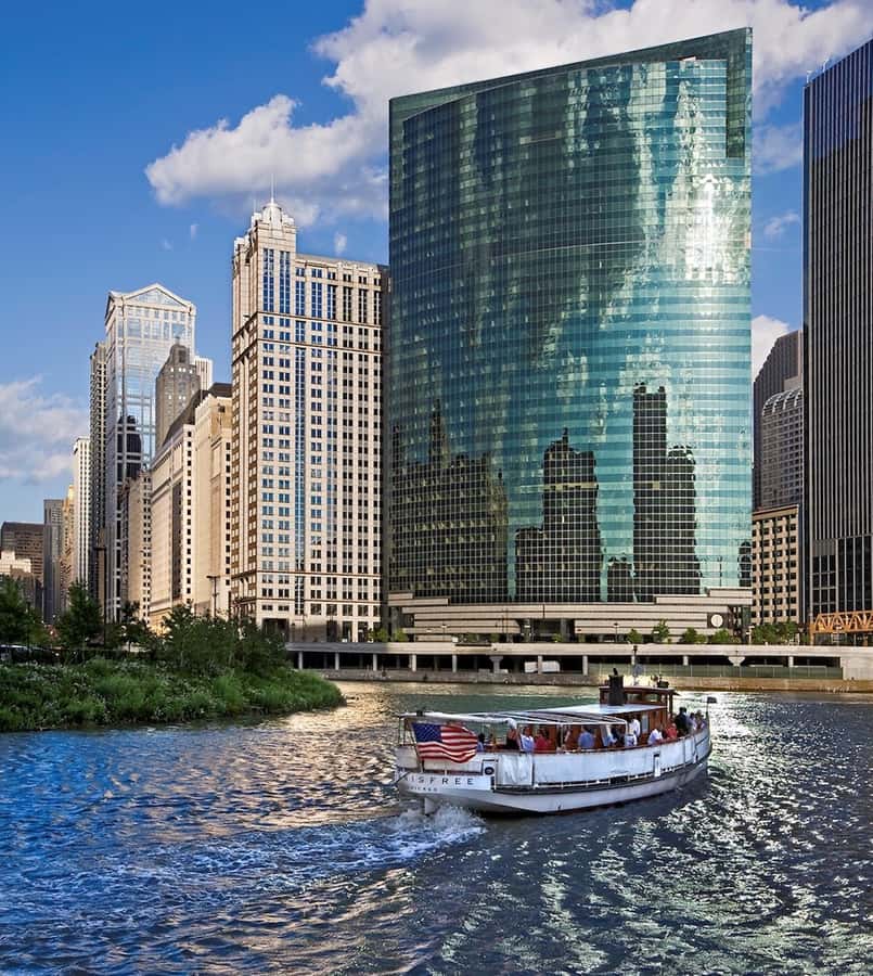 Chicago: Historic Architecture Chicago River Small Boat Tour - Boarding the smaller historic yacht