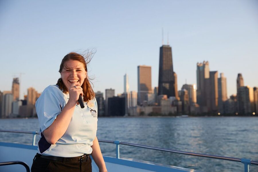 Chicago: Narrated Sightseeing River and Lake Cruise - Food, drinks, seating, and family details