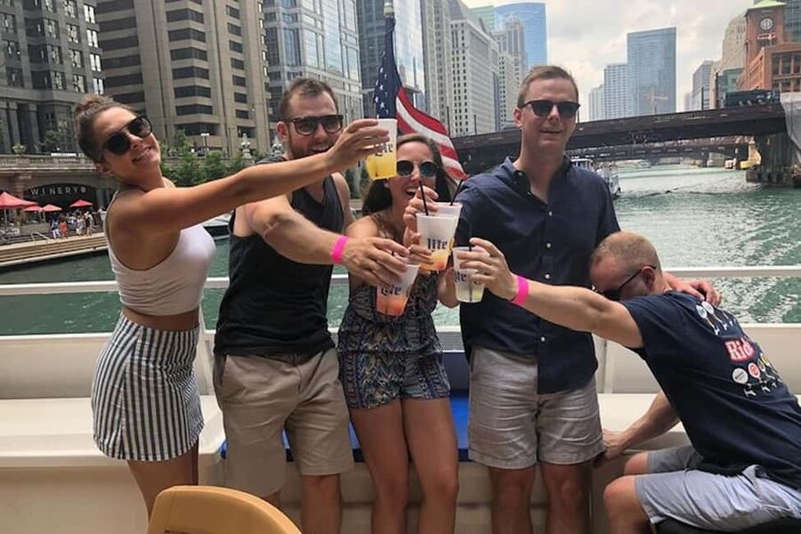 Chicago: Tiki Bar Cruise on Chicago River or Lake Michigan - A tropical boat ride in the middle of downtown