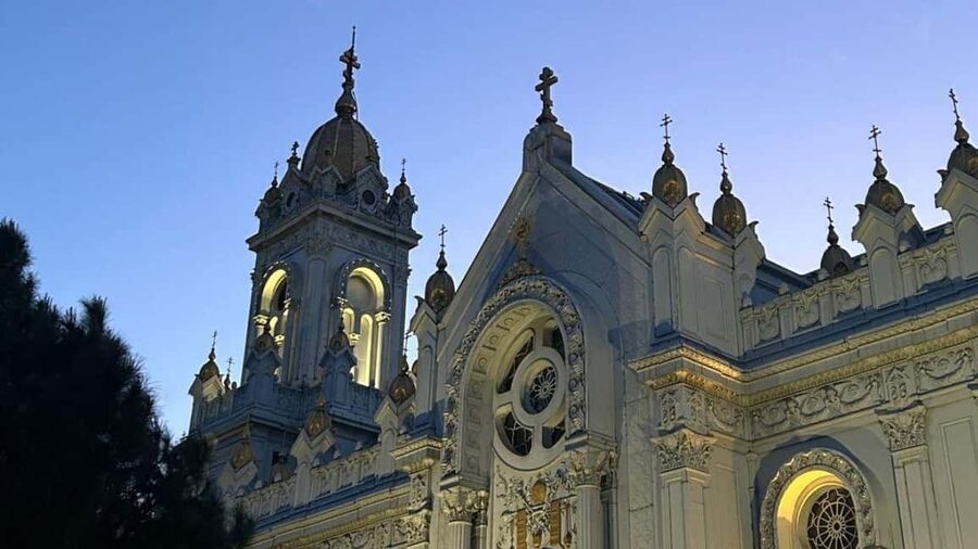 Chora Mosque & Balat Walking Tour w Bosphorus Sunset Cruise - Rumeli Fortress and the Asian shore